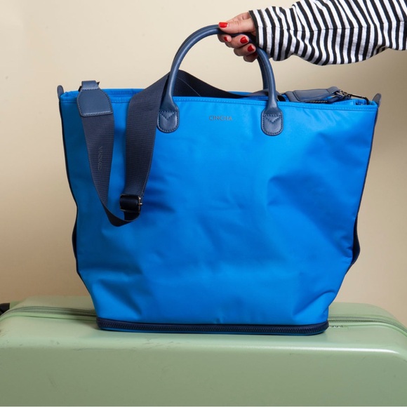 ✨ NEW WITH TAGS ✨ cincha the expandable tote in cerulean - Picture 5 of 13